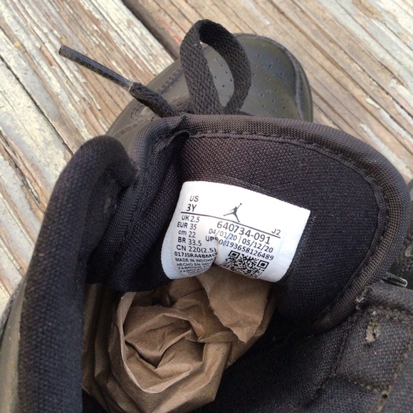 Nike Air Jordan 1 Mid Leather Trainers
Triple Black size 3 youth - Picture 4 of 8